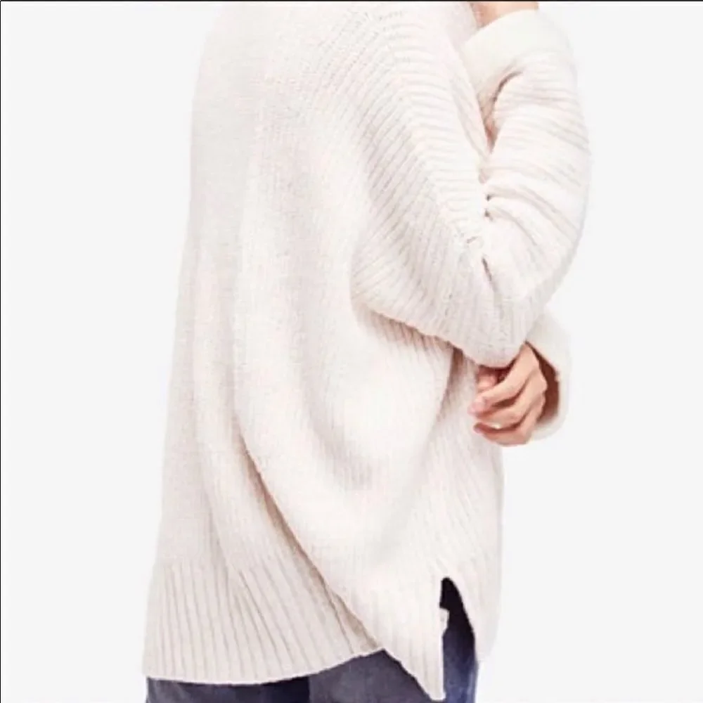 ✨ Free People Take Over Me V-Neck Knit Sweater✨